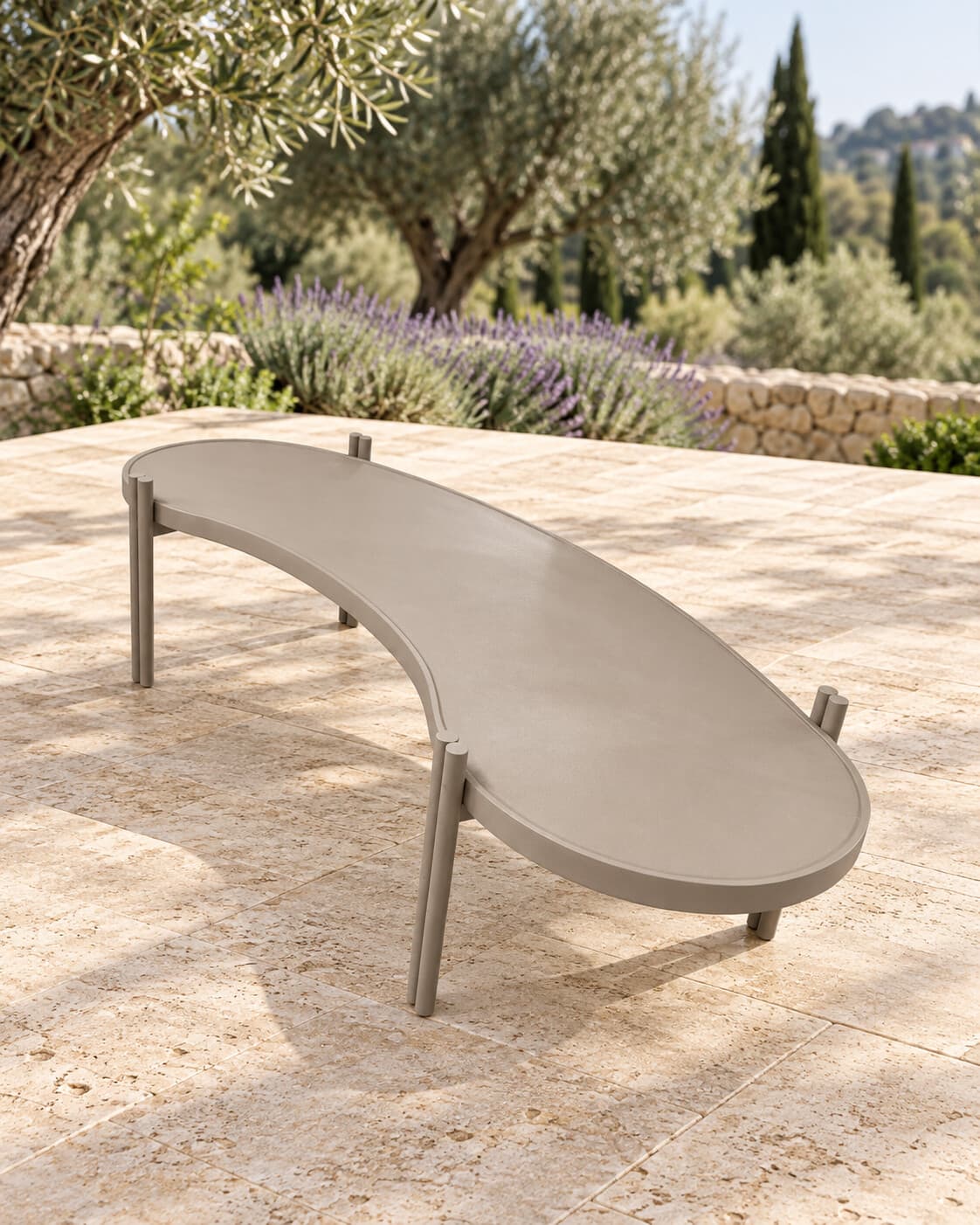 Mesa de centro orgânica em ambiente