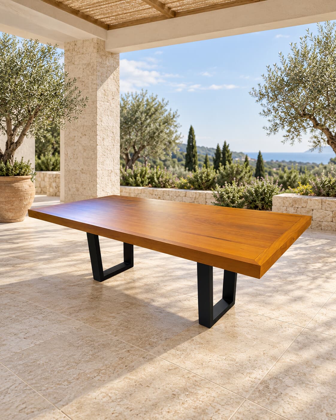 Mesa de jantar de madeira com pés de aço em ambiente