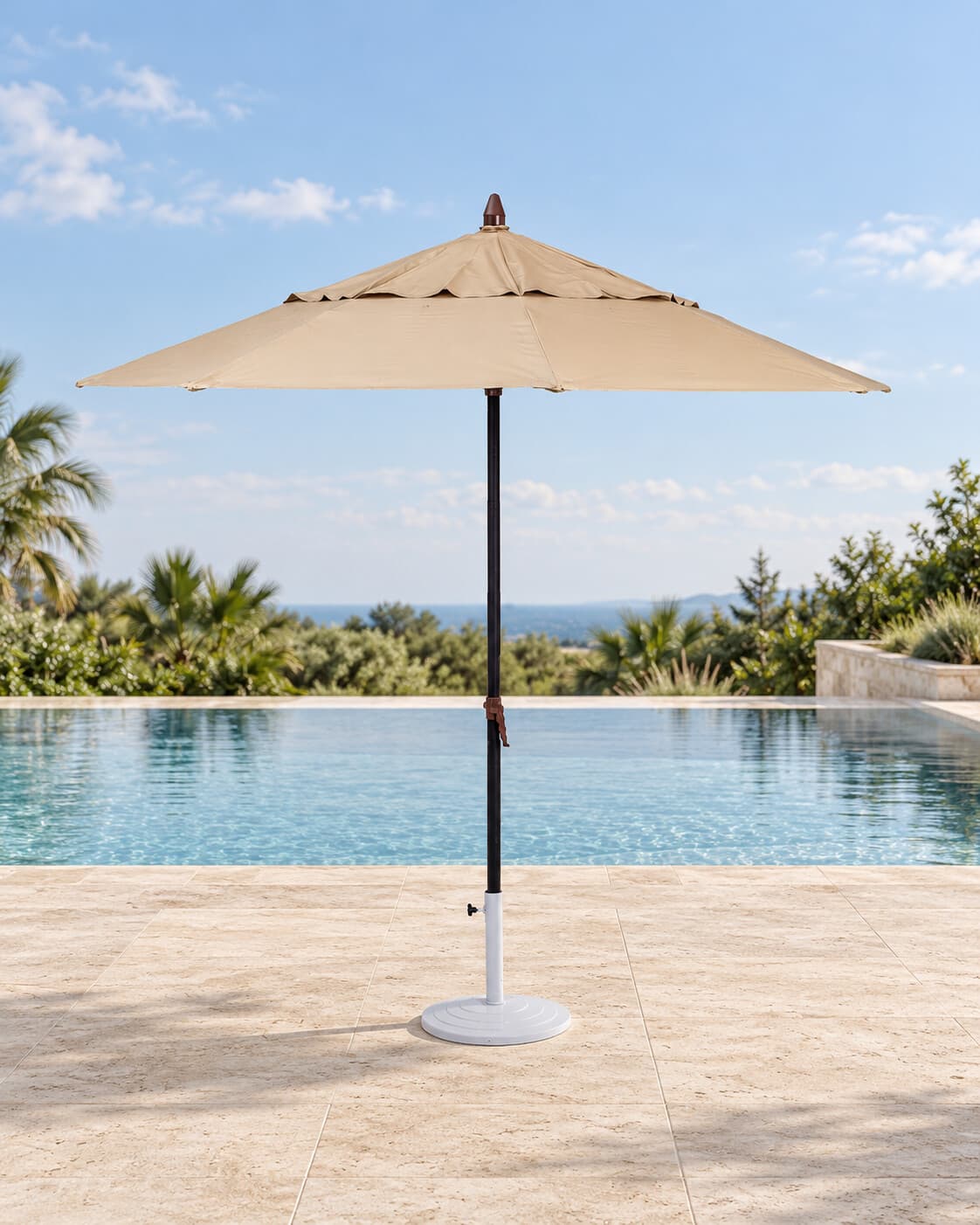Ombrelone bege com base branca em ambiente