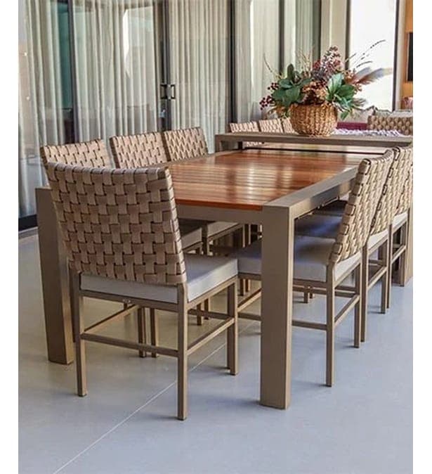 Conjunto de jantar com cadeiras trançadas em ambiente